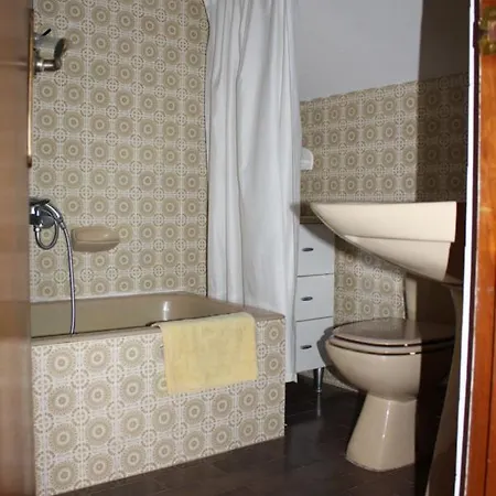 Precioso Chalet En El Campo Con 9.000 Metros De Jardin Ferienhaus *