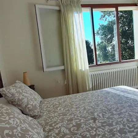 Precioso Chalet En El Campo Con 9.000 Metros De Jardin A Coruña