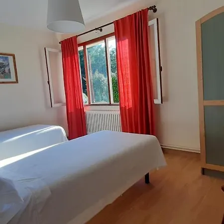 Precioso Chalet En El Campo Con 9.000 Metros De Jardin *