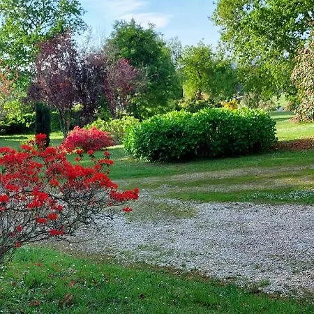 Precioso Chalet En El Campo Con 9.000 Metros De Jardin *